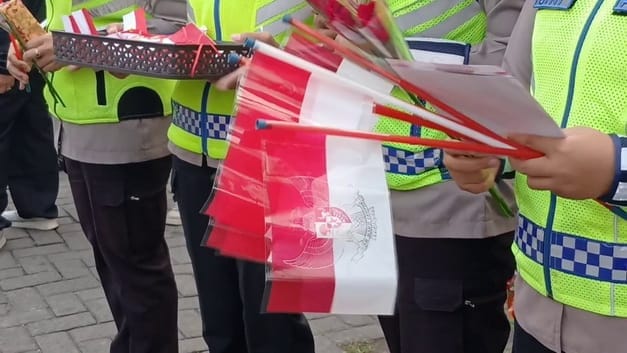 20 Ribu Bendera Merah Putih Dibagikan ke Pengguna Jalan, Semarak HUT ke-80 RI di Kabupaten Semarang