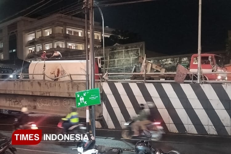 4 Orang Terluka Truk Terguling di Fly Over Mergosono Kota Malang Akibat Gandengan Terlepas