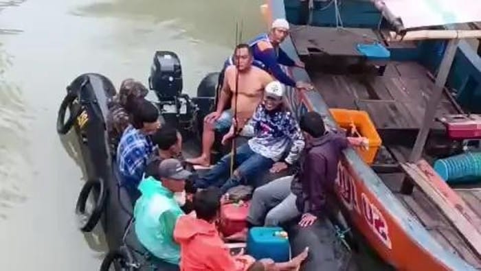 6 Pemancing Terombang Ambing di Laut Demak Dievakuasi Polisi Berkat Cuaca Buruk