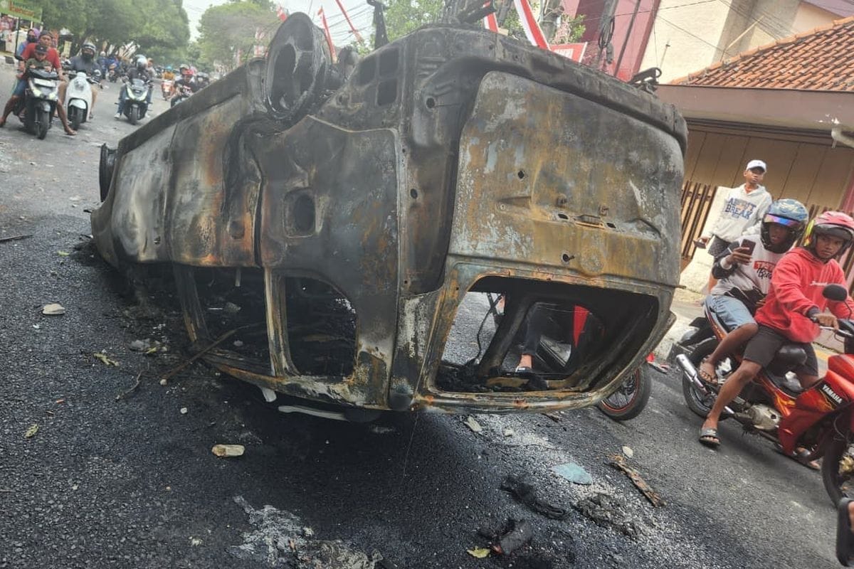 Aksi Demo di Pati Ricuh, Mobil Provos Polres Grobogan Dibakar