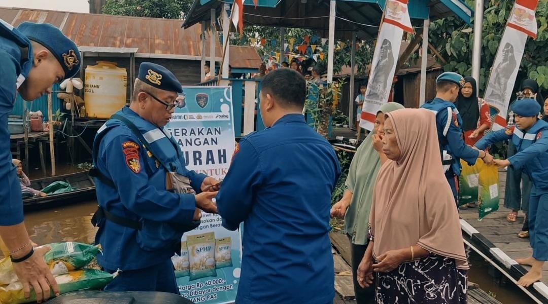 Antusias Warga Tinggi Gerakan Pangan Murah Ditpolairud Polda Kalteng dan Bulog di Pasar Rabu