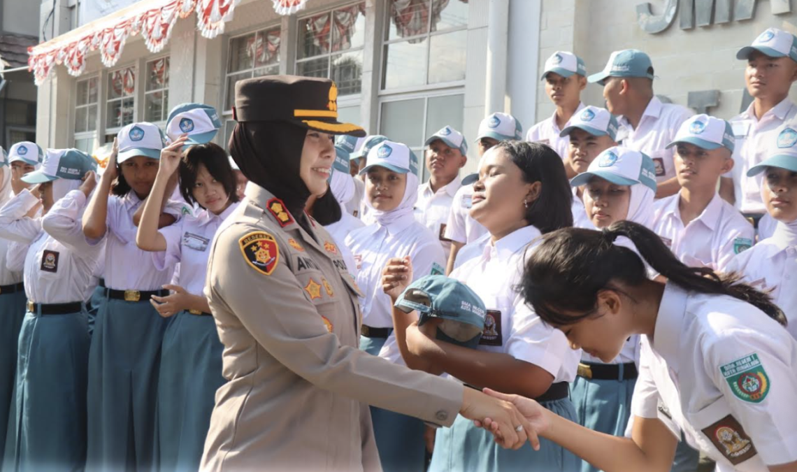Bangun Kedekatan dengan Pelajar, Kapolres Magelang Kota Pimpin Upacara di SMAN 1