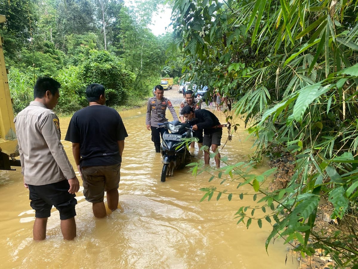Banjir Landa Kahayan Hulu Utara Polisi Lakukan Aksi Heroik Gendong Anak Bantu Warga