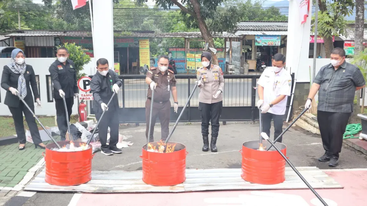 Bersama Kejaksaan, Polres Semarang Musnahkan Barang Bukti Hasil Tindak Pidana