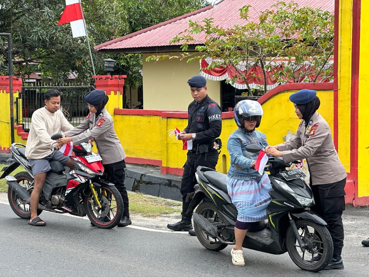 Brimob Kalteng Rayakan Kemerdekaan dengan Bagikan Ratusan Bendera Merah Putih di Jalan Raya