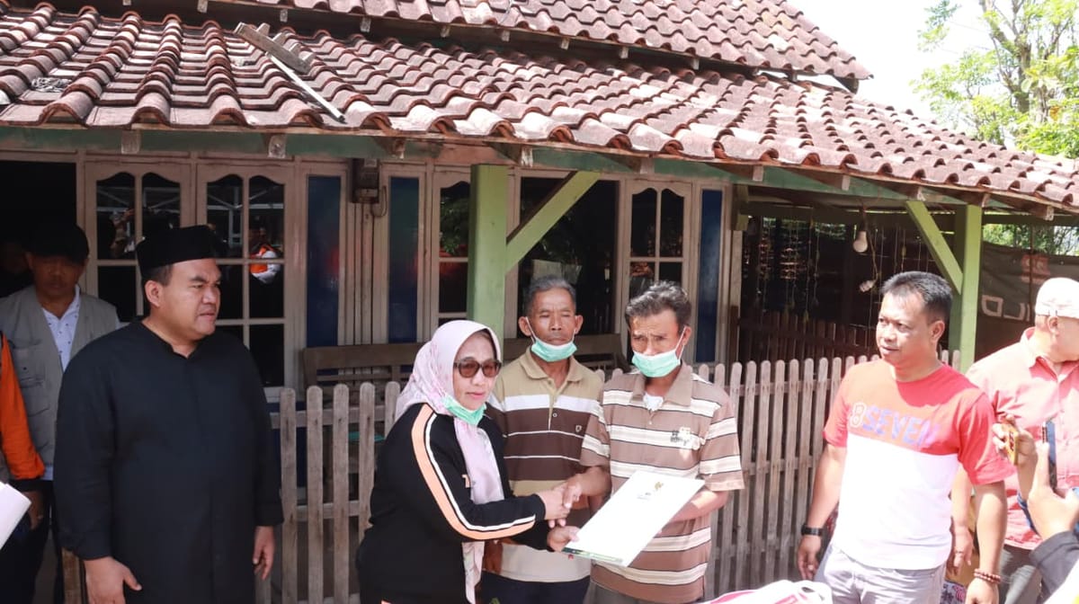 Bupati Blora dan Forkopimda Serahkan Tali Asih untuk Korban Kebakaran Sumur Minyak