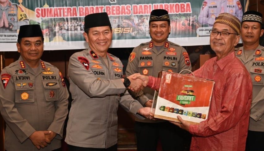 Dekat dengan Umat, Brigjen Pol Solihin Shalat Subuh Berjamaah di Masjid Al-Ishlah Padang