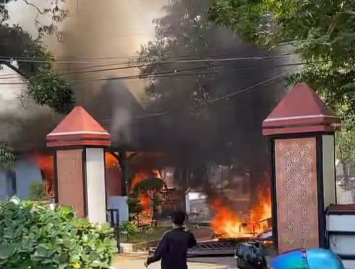 Demo di Pekalongan Berujung Kerusakan, Gedung DPRD Terbakar, Sekda Pastikan Tidak Ada Korban Jiwa