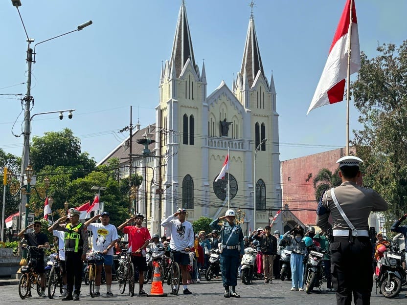 Detik-Detik Proklamasi, Satlantas Polresta Malang Kota Gelar Hening dan Hormat Bendera di Jalan Raya