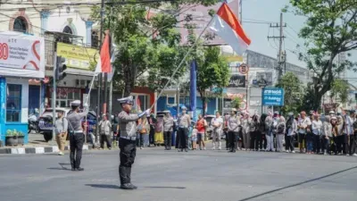 Detik Proklamasi, Polisi dan Pengendara di Malang Kompak Hormat Bendera