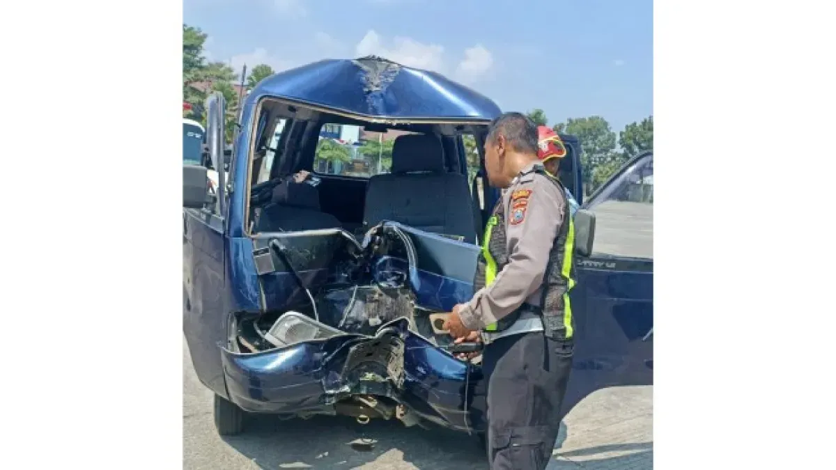 Diduga Mengantuk, Sopir Minibus Tabrak Tiang hingga Ringsek di Kota Malang