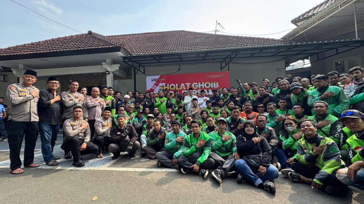 Driver Ojol dan Polisi Malang Bersatu untuk Sholat Ghoib untuk Affan Kurniawan