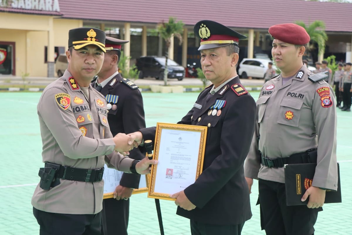 Dua Perwira Akhiri Masa Tugas, Kapolres Pulang Pisau Pimpin Upacara Penghormatan Terakhir