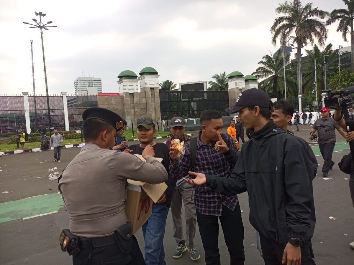 Dukung Aksi Damai, Polisi Sediakan Air Mineral dan Roti bagi Buruh