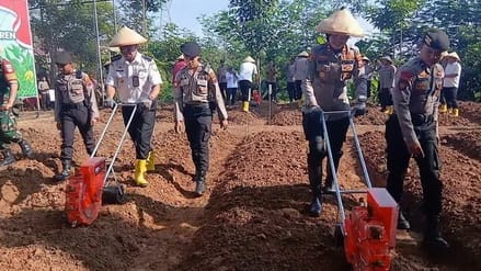 Dukung Kemandirian Pangan, Polres Semarang Tanam Jagung Bersama Santri
