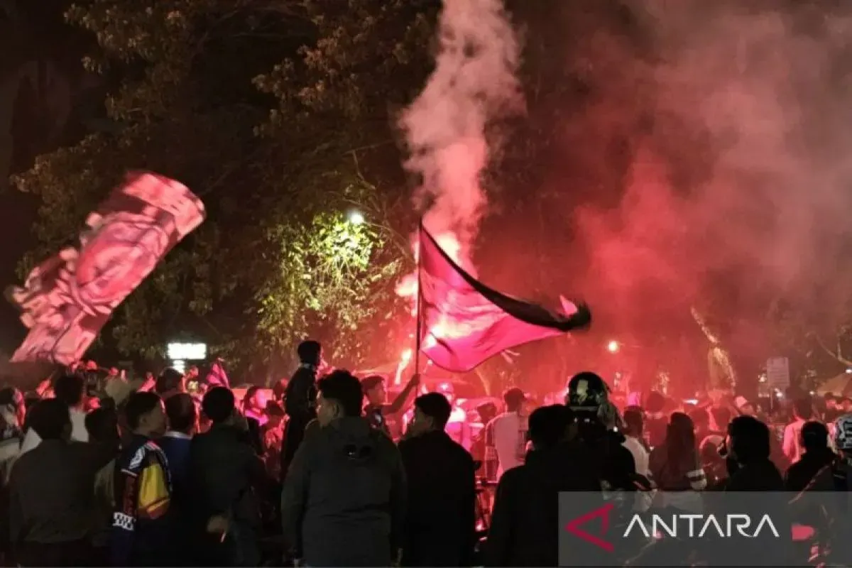 Euforia Jelang HUT Arema, Ribuan Suporter Penuhi Kota Malang