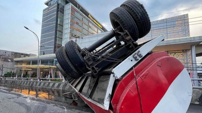 Fly Over Kota Malang Macet Truk Tangki Gandeng Terlepas dan Tetes Tebu Tumpah di Jalan
