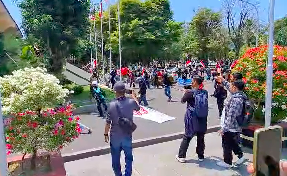 Gedung DPRD Pekalongan Dibakar Massa Demo, Kerusakan Parah Terjadi
