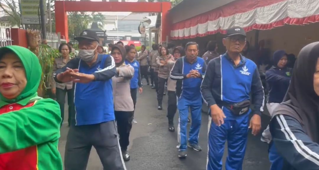 HUT ke-77 Polwan, Lansia Dapat Layanan Kesehatan Gratis