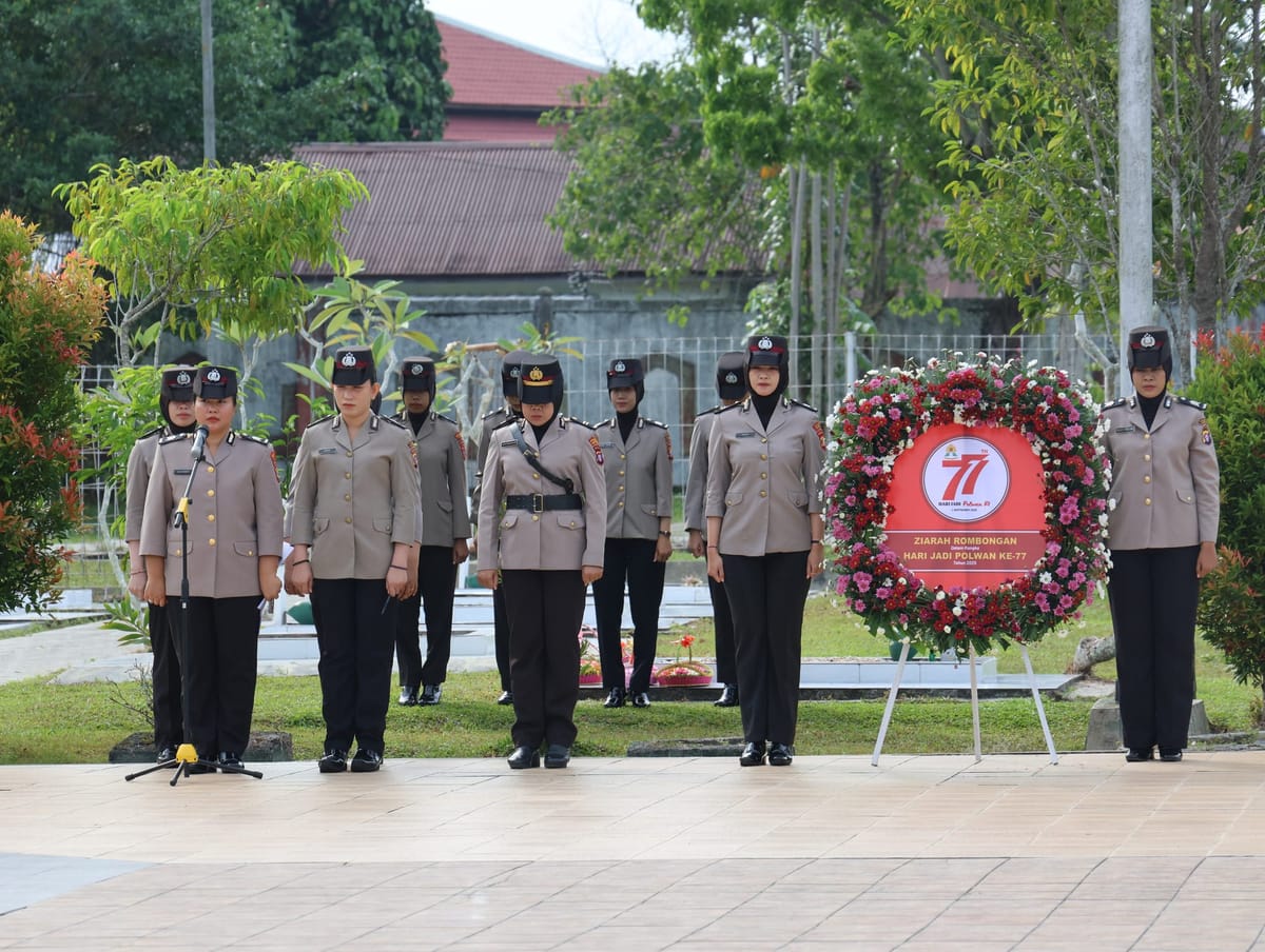 Hari Jadi ke-77, Polwan Polda Kalteng Tabur Bunga di TMP Sanaman Lampang