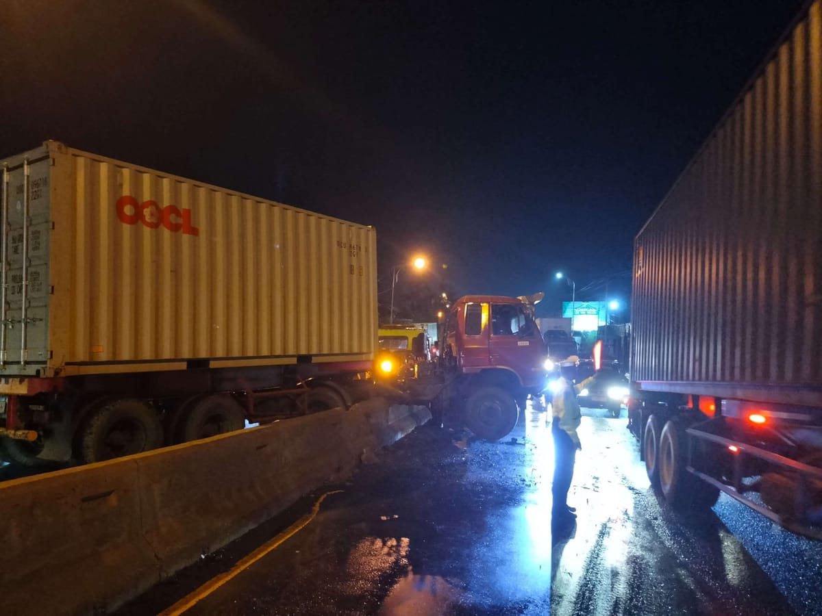 Hindari Pemotor, Truk Hantam Pembatas Jalan di Bawen