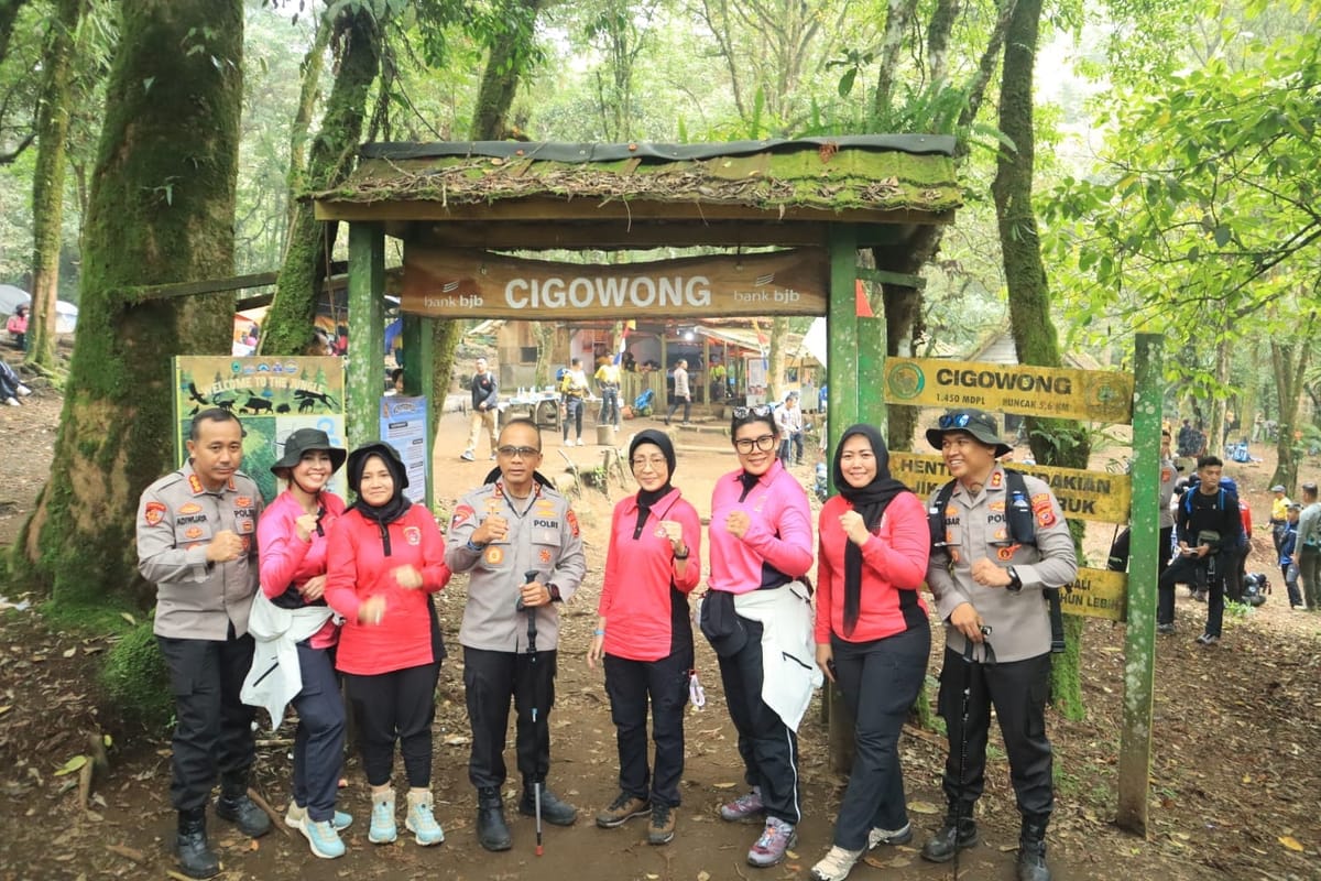 Ibu Kapolda Jabar Ukir Prestasi, Naik Hingga Puncak Gunung Ciremai
