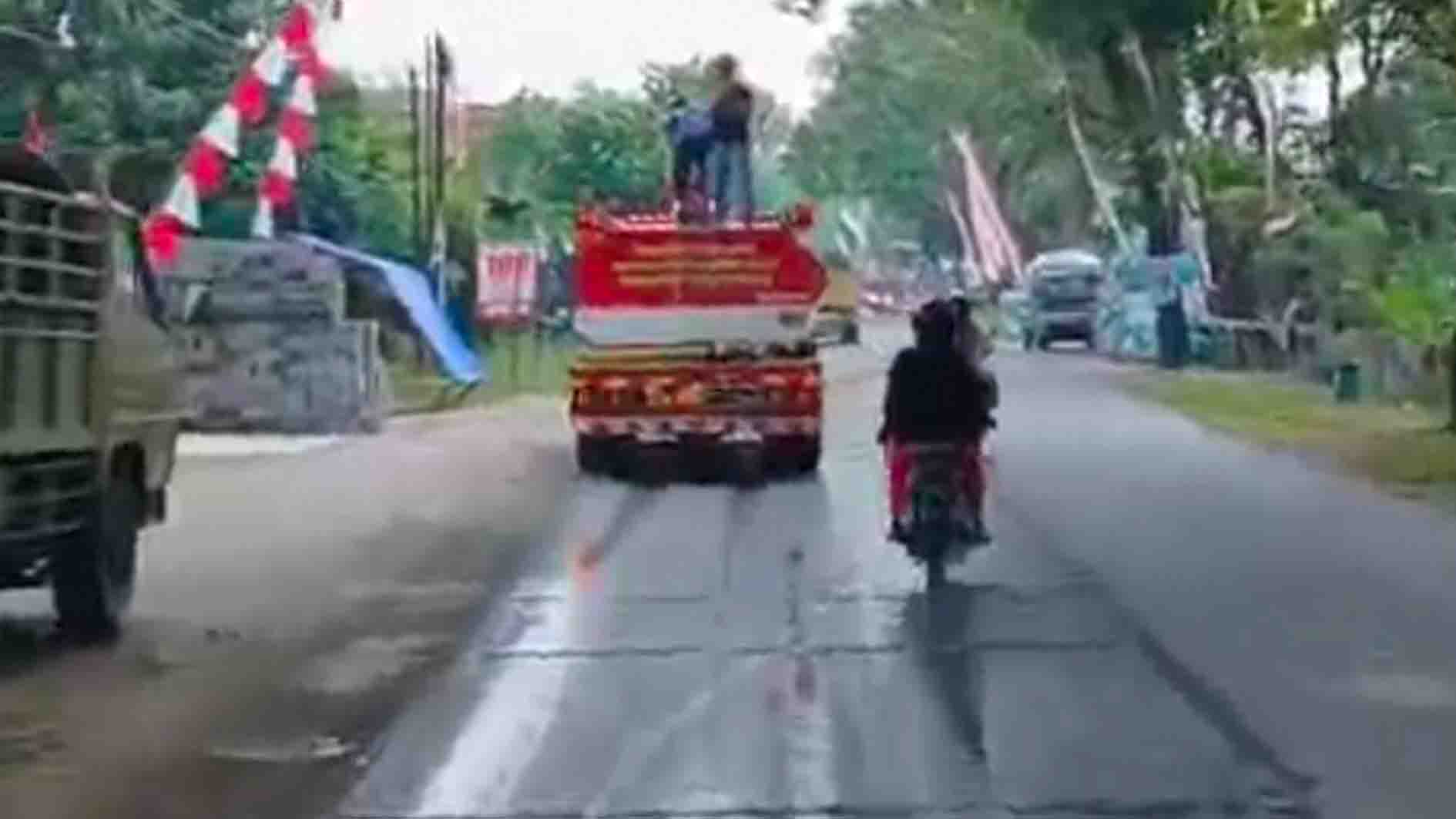 Jalan Licin Akibat Solar Tumpah, Dua Pemotor di Grobogan Alami Kecelakaan
