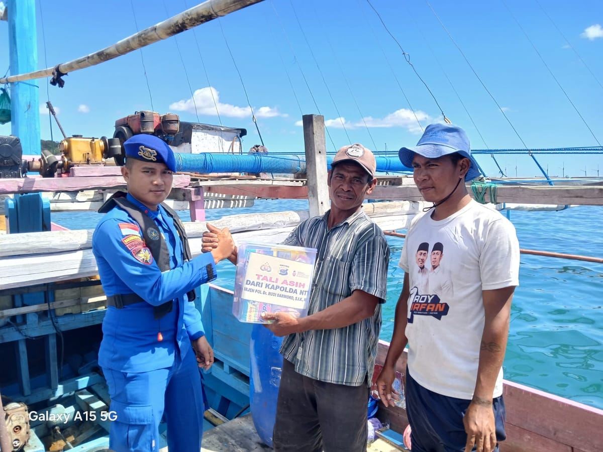 Jumat Berkah di Labuan Bajo, Kapolda NTT Berikan Tali Asih untuk Nelayan Pesisir