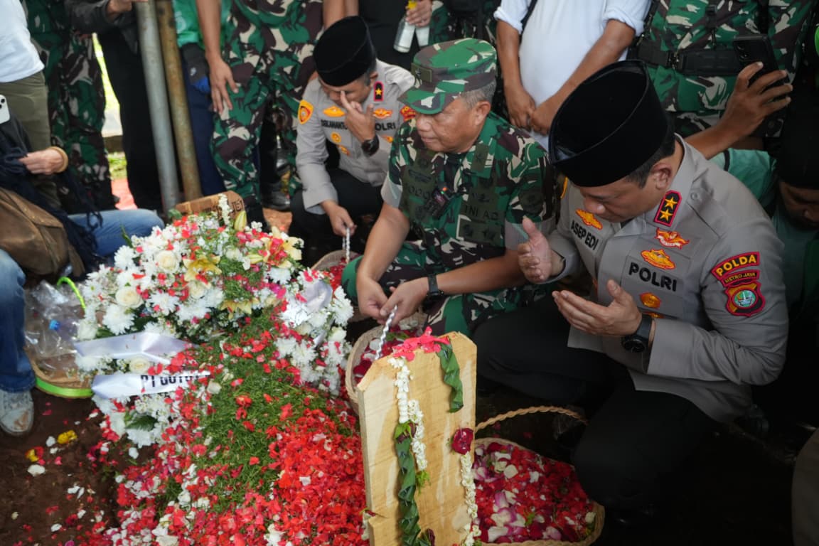 Kapolda Metro Sampaikan Permohonan Maaf di Pemakaman Affan Kurniawan di TPU Karet Bivak