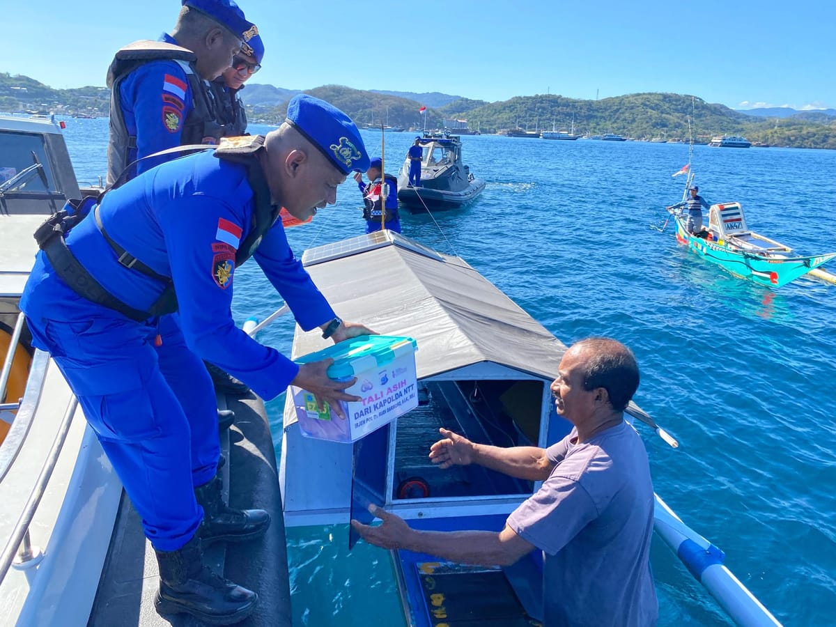 Kapolda NTT Salurkan Tali Asih kepada Nelayan Pesisir di Labuan Bajo