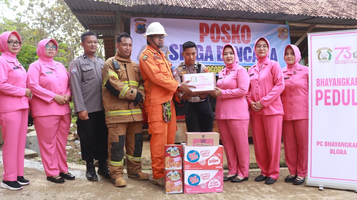 Kapolres Blora Salurkan Bantuan kepada Korban dan Relawan Kebakaran Sumur Minyak