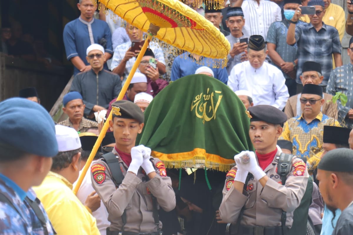 Kapolres Kobar Hadiri Pelepasan dan Pemakaman Jenazah Ama Pangeran Muasjidinsyah