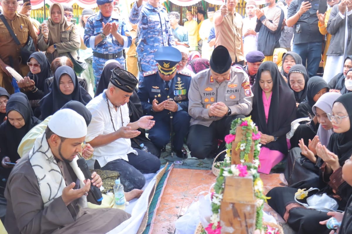 Kapolres Kobar Hadiri Prosesi Terakhir Ama Pangeran Muasjidinsyah