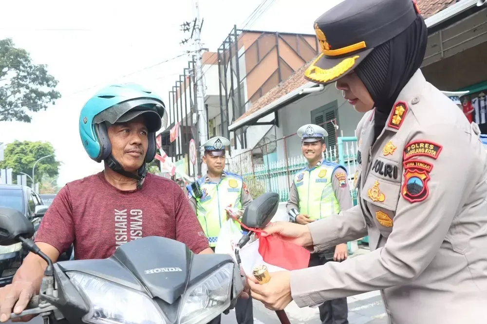 Kapolres Magelang Kota Bagikan Bendera Merah Putih kepada Pengguna Jalan