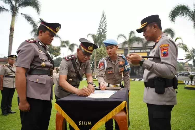 Kapolresta Banyumas Sampaikan Pesan Tegas saat Pimpin Sertijab Kasat Binmas dan Kapolsek