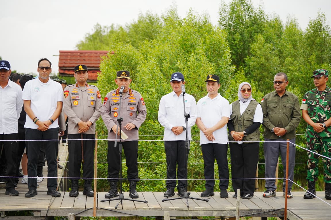 Kapolri dan Menteri LH Bersinergi Tanam Mangrove di Kalbar, Ajak Jaga Lingkungan