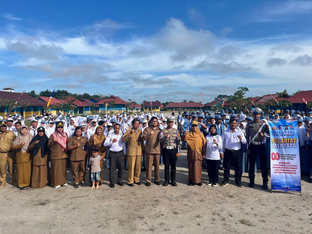 Kasat Lantas Polres Katingan Jadi Irup, Bagikan Bendera Merah Putih ke Pelajar