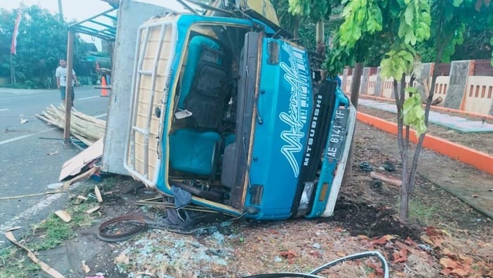 Kecelakaan Maut di Sukoharjo, Truk Bambu Terguling Usai Tabrak Tiang Lampu