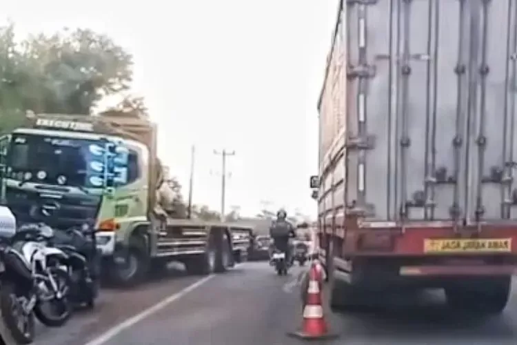 Kecelakaan Mengerikan di Jembatan Tuntang, Truk Trailer Rem Blong Seruduk Dua Motor