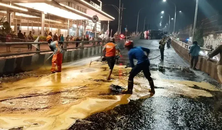 Kecelakaan Truk Terguling di Flyover Kotalama Malang Sebabkan 4 Orang Luka-Luka