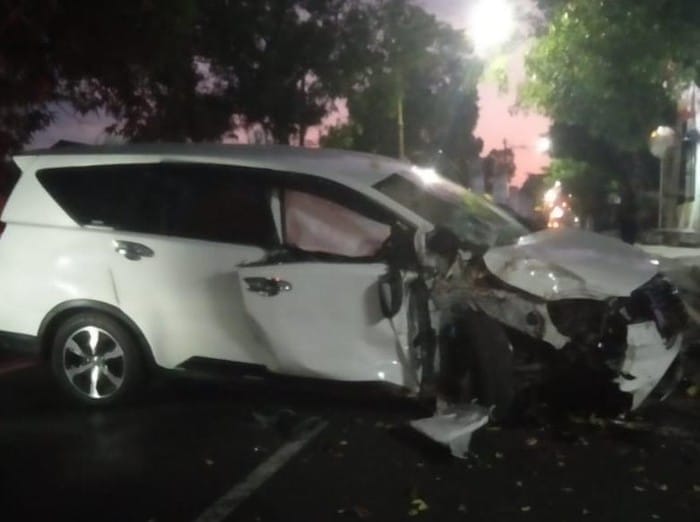 Kecelakaan di Klaten: Innova Tabrak Pohon dan Terpental di Jalan Andalas