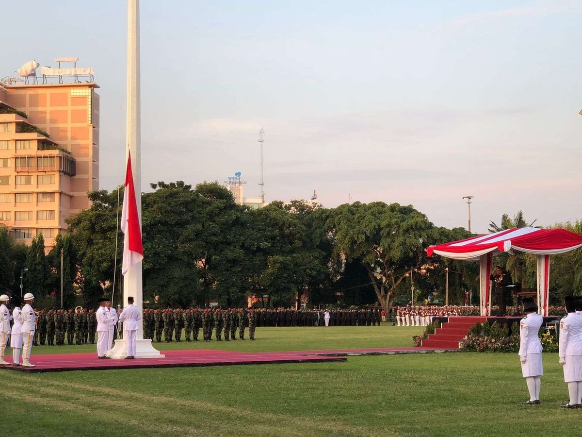 Khidmat, Kapolda Jateng Pimpin Upacara Penurunan Bendera HUT RI ke-80 di Simpang Lima