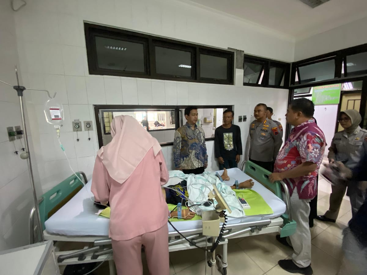 Kunjungi RSUD Soewondo, Kapolresta Pati Besuk Korban Kerusuhan Unjuk Rasa