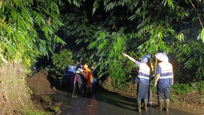 Longsor di Kedungbanteng Banyumas Timpa Jalan, Akses Terputus Setelah Hujan Lebat