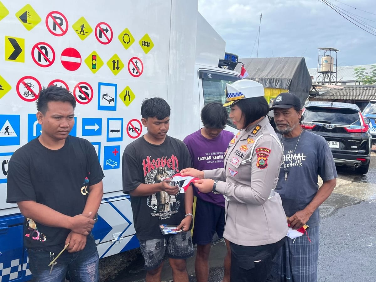 Melalui “Polisi Menyapa”, Polisi Dekatkan Diri dengan Sopir Truk dan Ingatkan Etika Berkendara