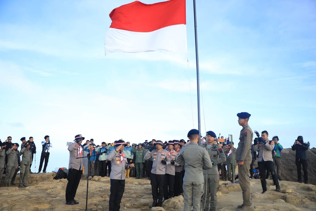 Meriahkan HUT RI ke-80, Polda Jabar Naik Gunung Ciremai dan Kibarkan Bendera