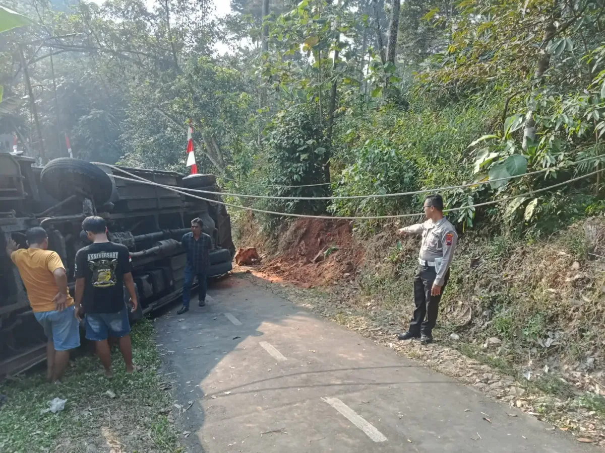 Minibus Rombongan Manten Sragen Terguling di Karanganyar, Diduga Telat Oper Gigi