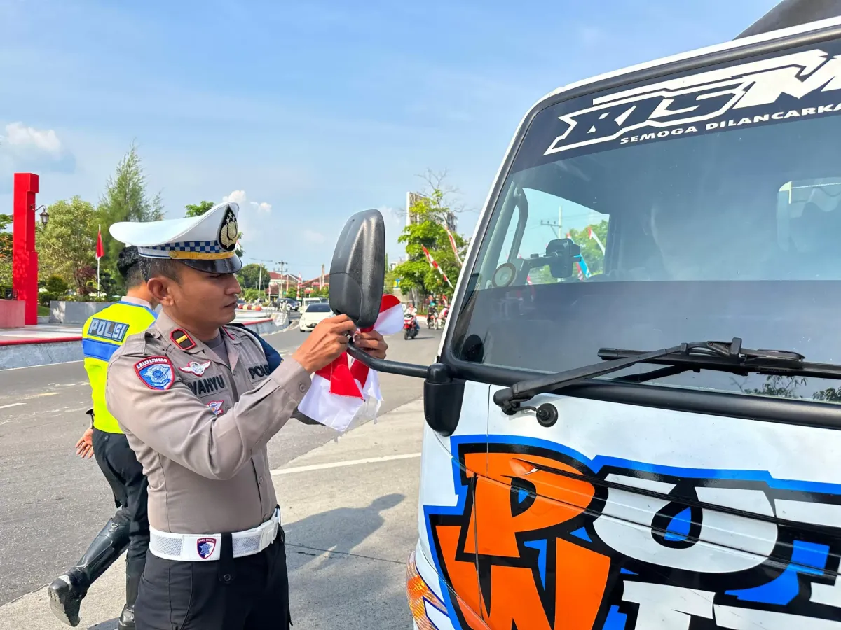 Mitos Tilang! Polisi Grobogan Pasang Bendera Nasional, Tidak Ada Sanksi