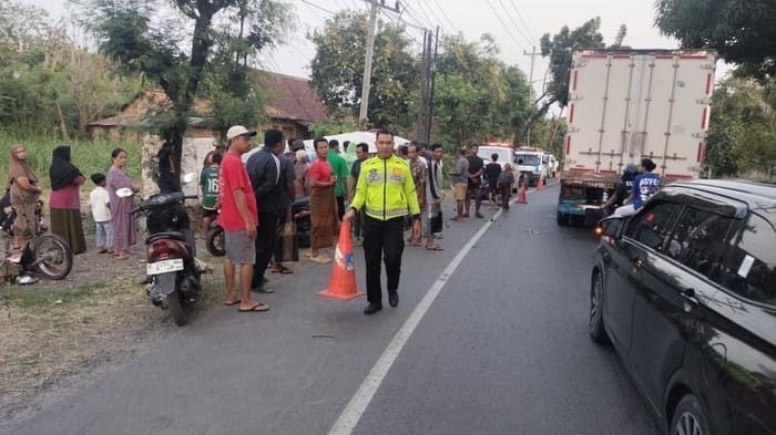 Nahas! Petani Tewas Terlindas Truk Trailer di Jalur Pantura Rembang