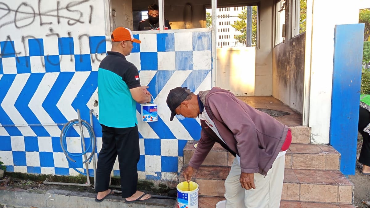 Ojol dan Masyarakat Surabaya Bergotong Royong Bersihkan Pos Polisi Pascakerusuhan